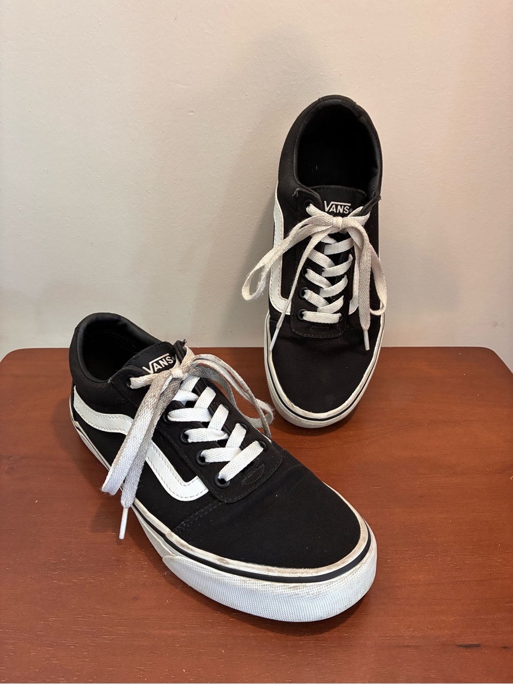 VANS Old Skool Women’s Sz 8 Black and White Classic Sneakers Board Shoes Low Top
